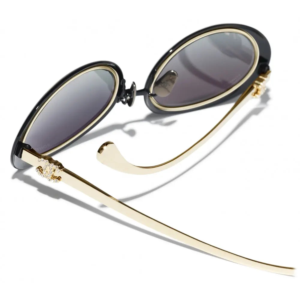 Lunettes de soleil ovales Chanel - Noir, or et gris by Skyler Eyes